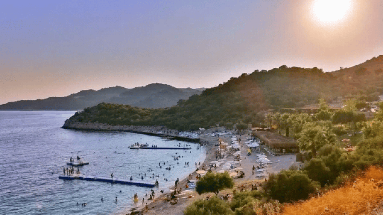 Foto - Gözde plajda büyük skandal: Kokunun kaynağını görünce inanamadı!