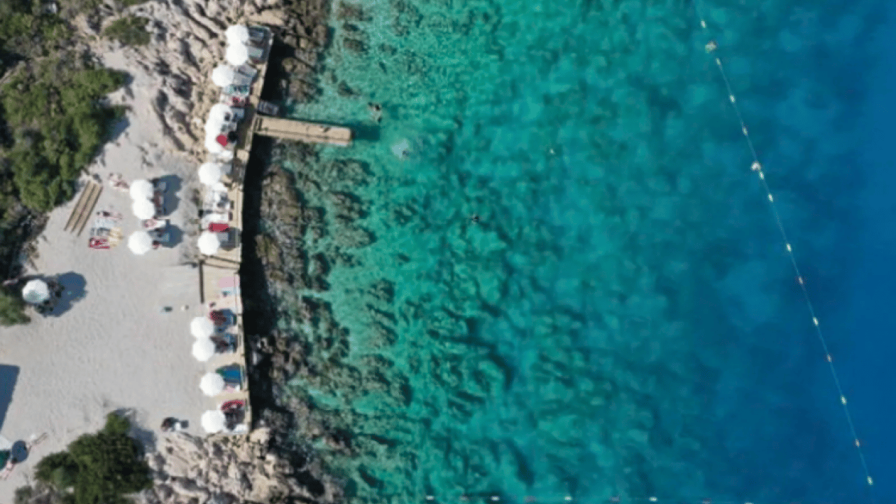 Foto - Gözde plajda büyük skandal: Kokunun kaynağını görünce inanamadı!