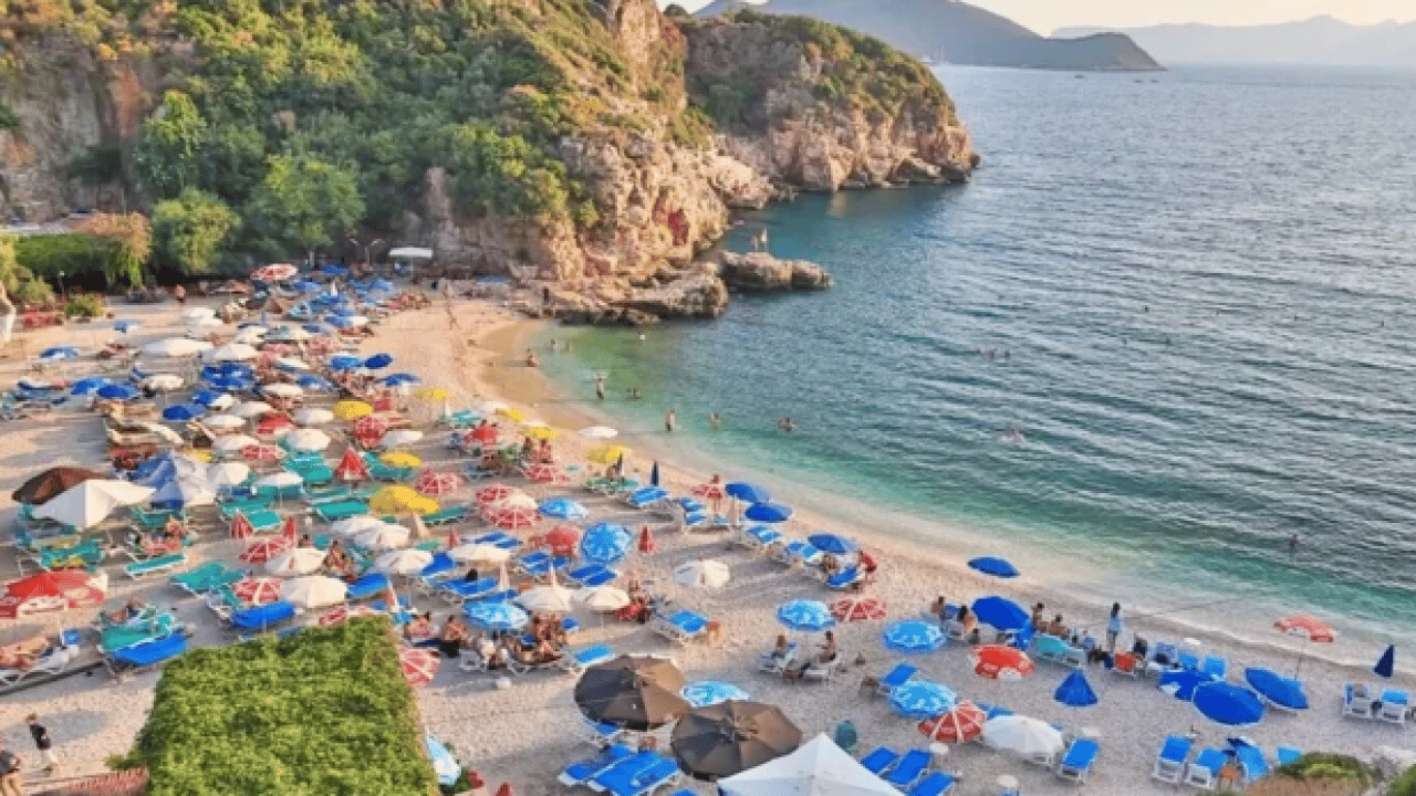 Foto - Gözde plajda büyük skandal: Kokunun kaynağını görünce inanamadı!