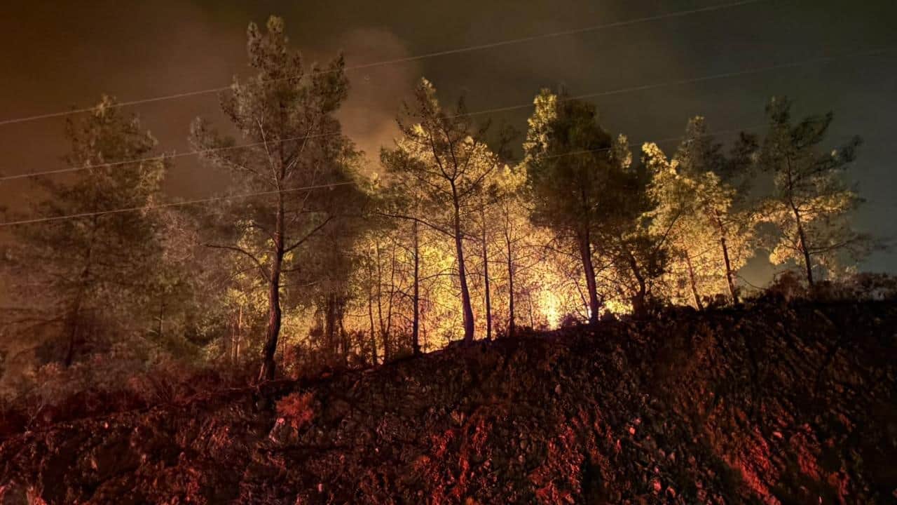 Foto - Antalya'da orman yangını! Sabaha kadar havadan ve karadan müdahale edildi 
