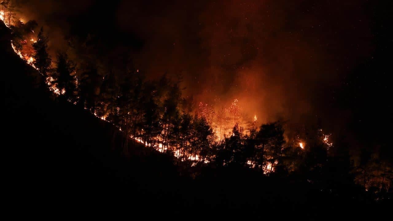 Foto - Antalya'da orman yangını! Sabaha kadar havadan ve karadan müdahale edildi 