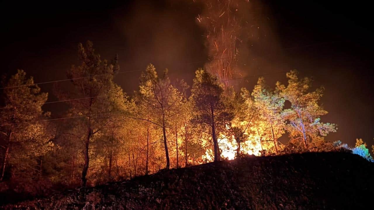 Foto - Antalya'da orman yangını! Sabaha kadar havadan ve karadan müdahale edildi 