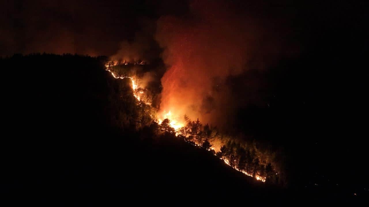 Foto - Antalya'da orman yangını! Sabaha kadar havadan ve karadan müdahale edildi 