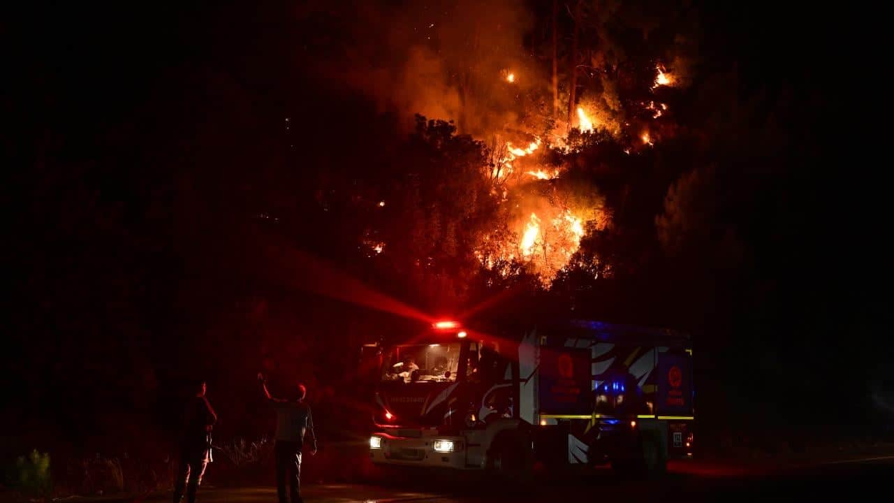 Foto - Antalya'da orman yangını! Sabaha kadar havadan ve karadan müdahale edildi 