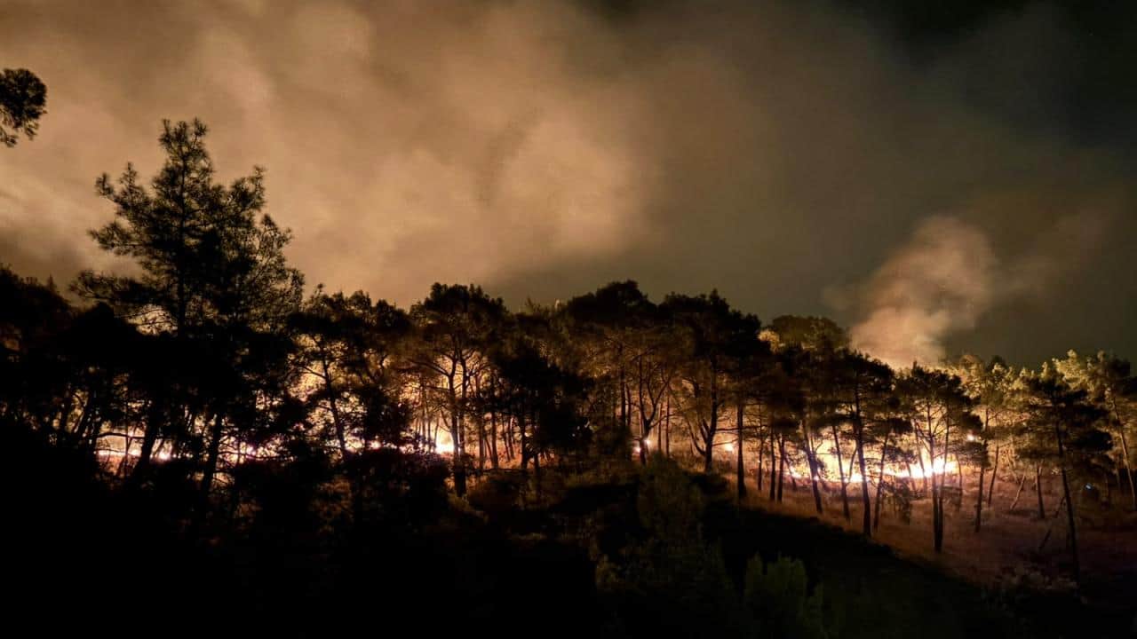 Foto - Antalya'da orman yangını! Sabaha kadar havadan ve karadan müdahale edildi 