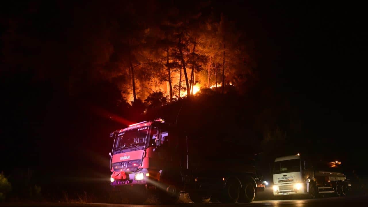 Antalya'da orman yangını! Sabaha kadar havadan ve karadan müdahale edildi 