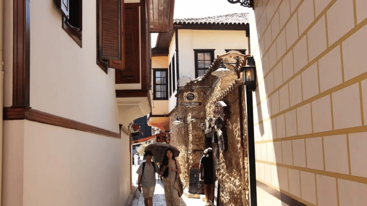 Foto - Antalya’nın 2 bin yıllık hazinesi turistlerin gözdesi! Günde 40 bin kişi akın ediyor