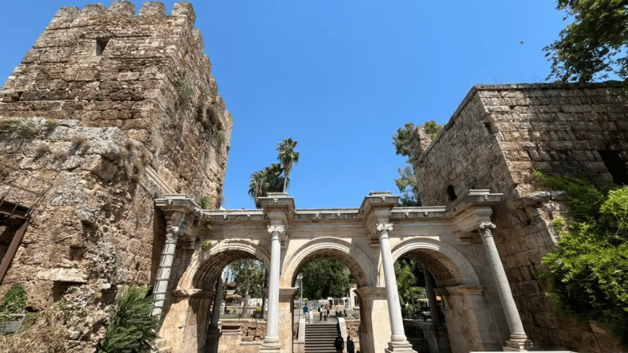 Foto - Antalya’nın 2 bin yıllık hazinesi turistlerin gözdesi! Günde 40 bin kişi akın ediyor