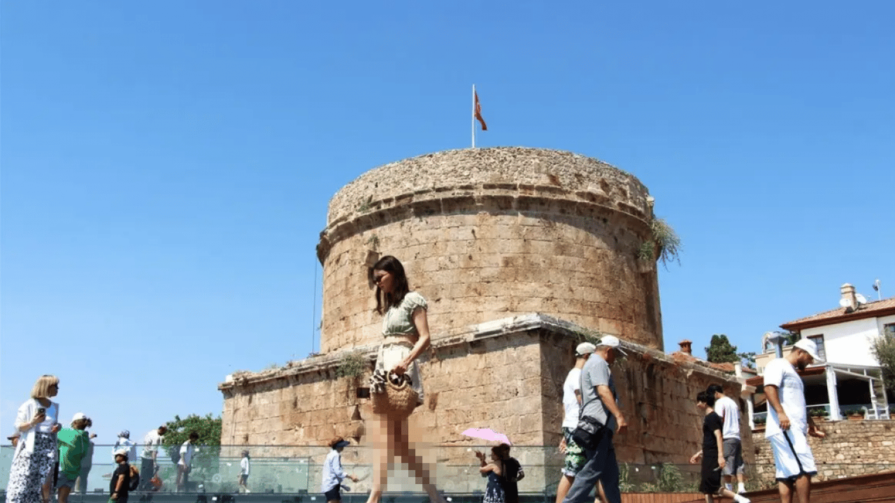 Foto - Antalya’nın 2 bin yıllık hazinesi turistlerin gözdesi! Günde 40 bin kişi akın ediyor