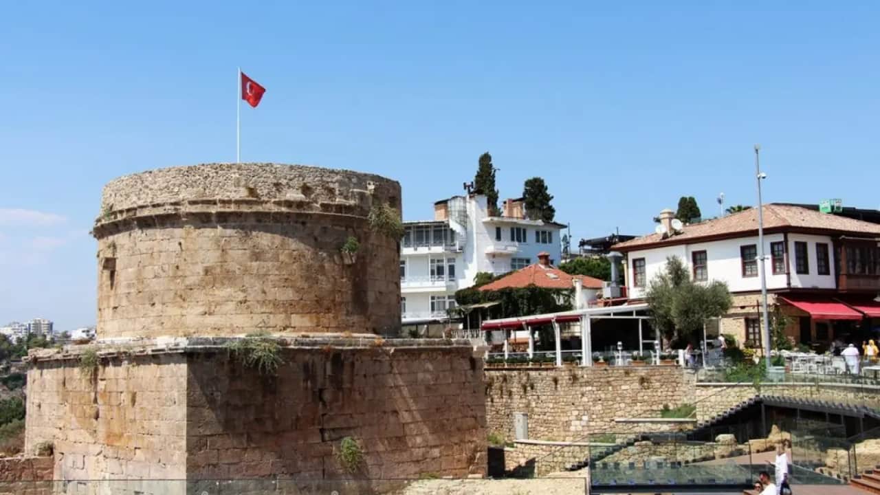 Foto - Antalya’nın 2 bin yıllık hazinesi turistlerin gözdesi! Günde 40 bin kişi akın ediyor