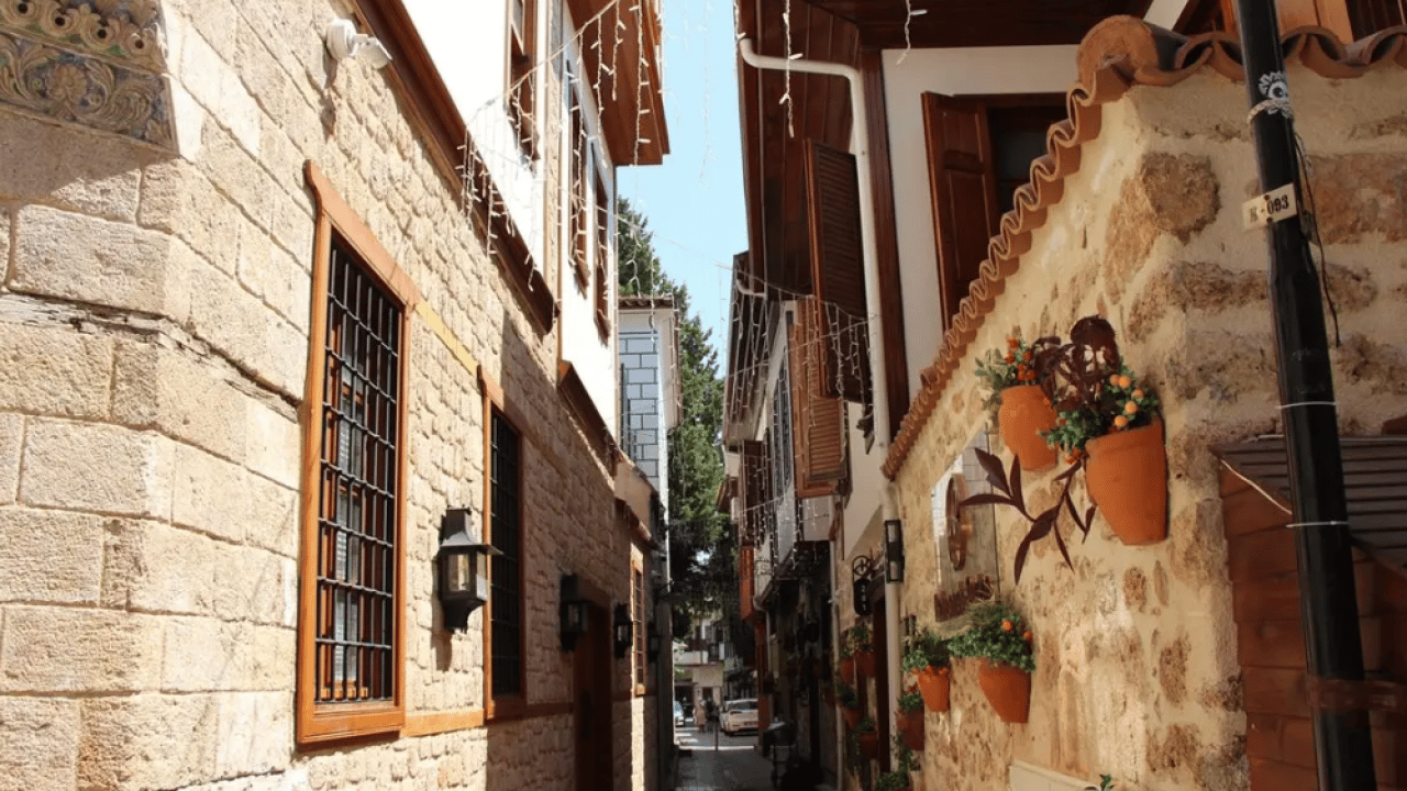 Foto - Antalya’nın 2 bin yıllık hazinesi turistlerin gözdesi! Günde 40 bin kişi akın ediyor