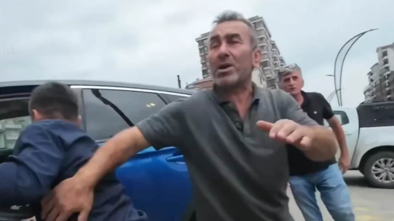 Foto - Araçtan iner inmez saldırdı: Rize'de trafik magandalarına ağır ceza!