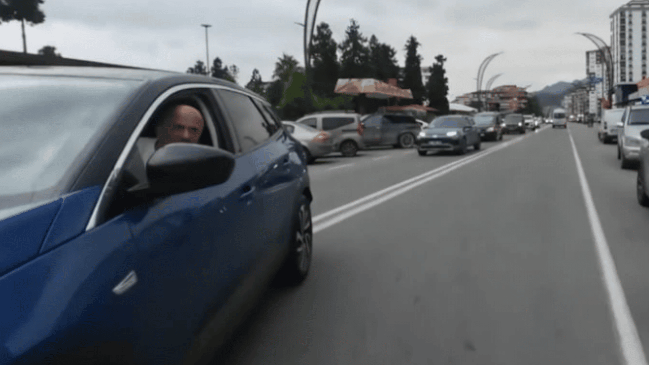 Foto - Araçtan iner inmez saldırdı: Rize'de trafik magandalarına ağır ceza!