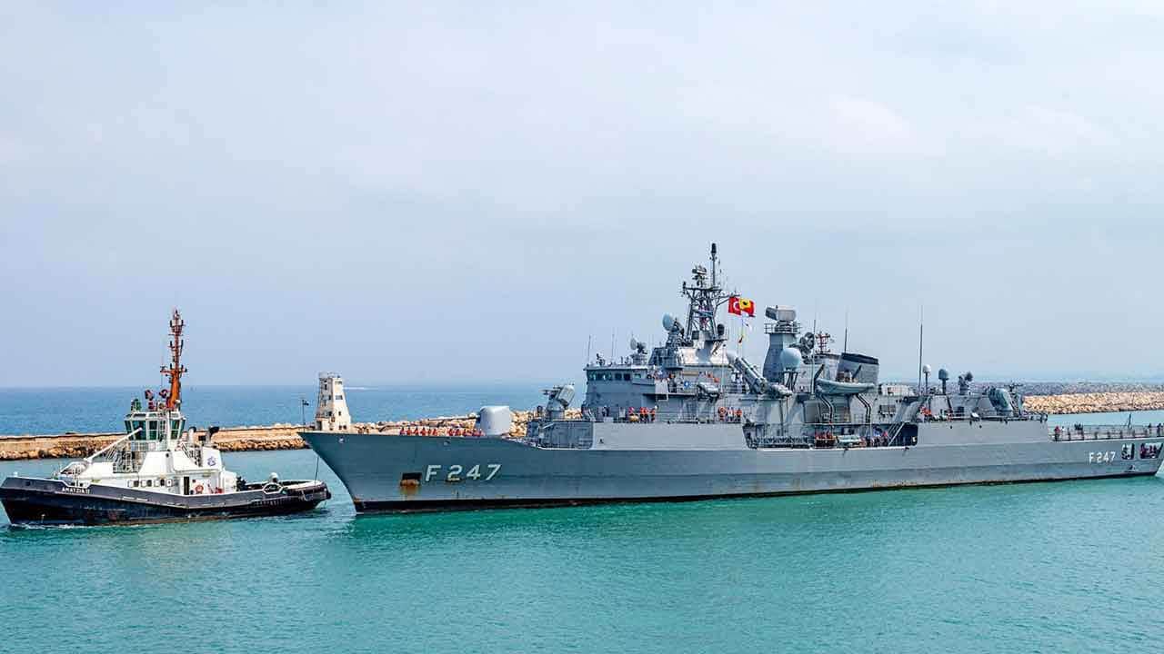Foto - Arap ülkesine füze ve İHA yağıyordu: Türk savaş gemisi ateş hattına ulaştı
