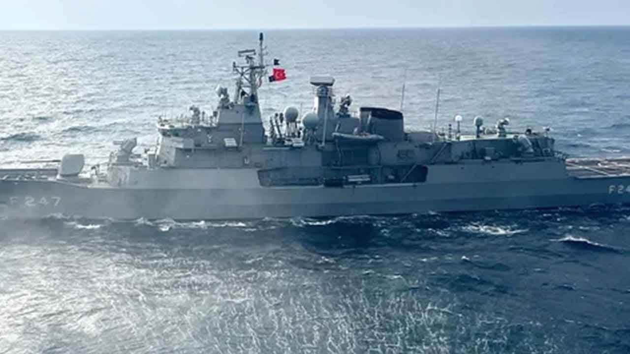Foto - Arap ülkesine füze ve İHA yağıyordu: Türk savaş gemisi ateş hattına ulaştı