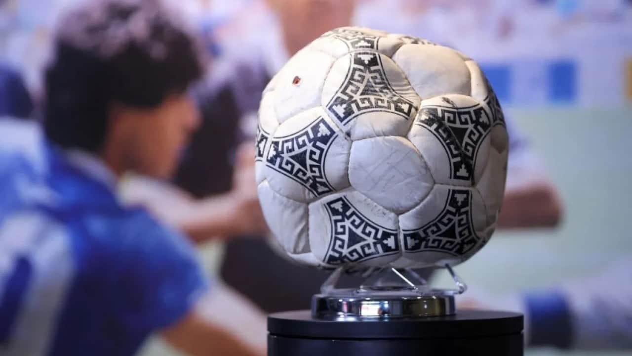 Foto - Maradona ‘Tanrı'nın Eli’ demişti! O futbol topu 3,3 milyon dolara satıldı