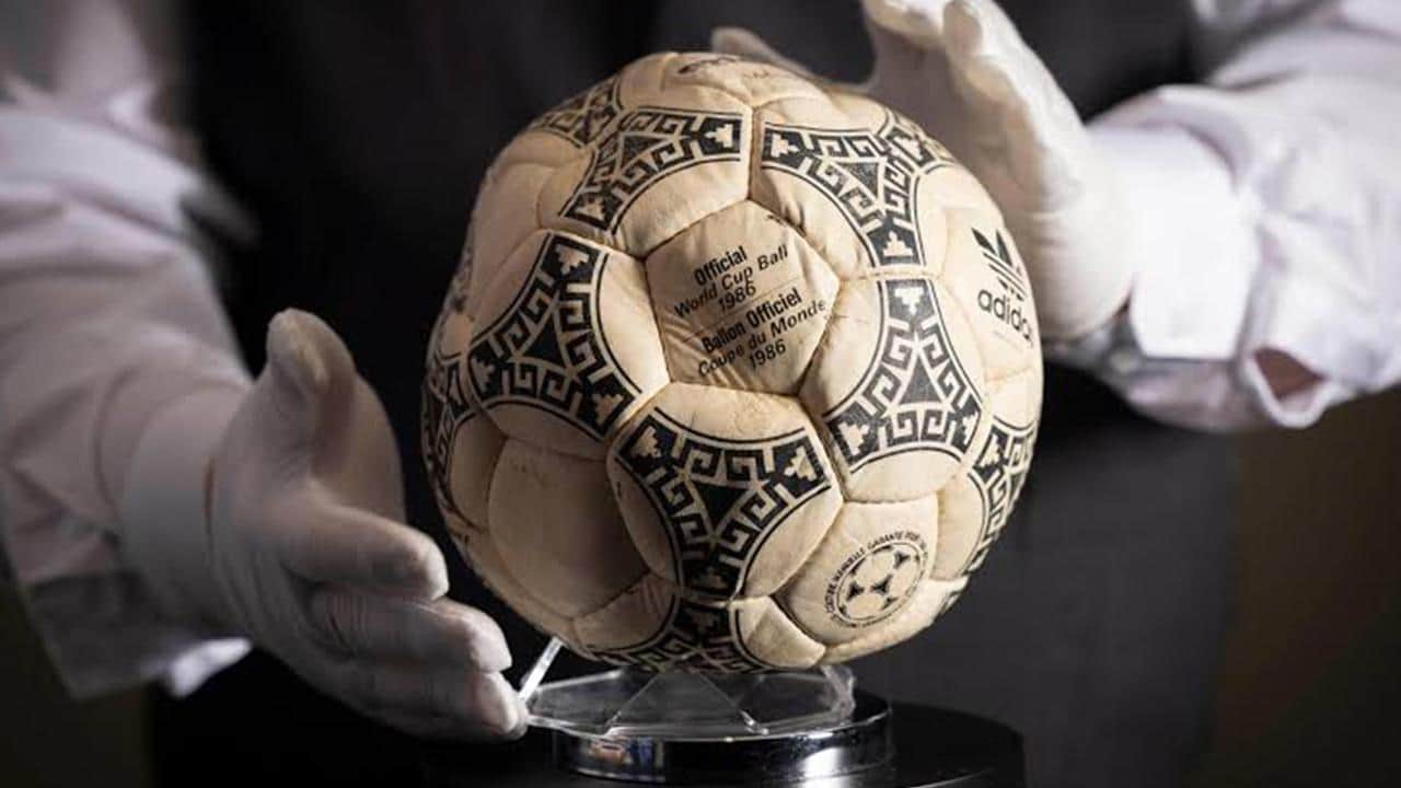 Foto - Maradona ‘Tanrı'nın Eli’ demişti! O futbol topu 3,3 milyon dolara satıldı