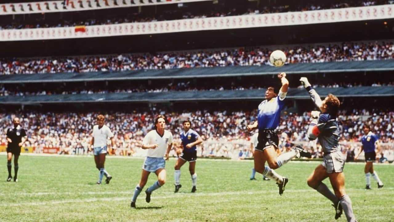 Foto - Maradona ‘Tanrı'nın Eli’ demişti! O futbol topu 3,3 milyon dolara satıldı