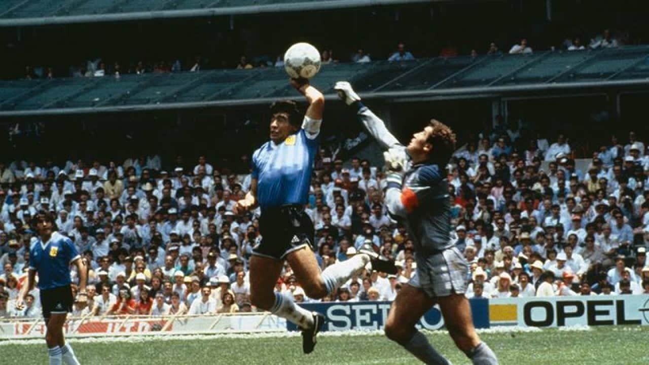 Foto - Maradona ‘Tanrı'nın Eli’ demişti! O futbol topu 3,3 milyon dolara satıldı