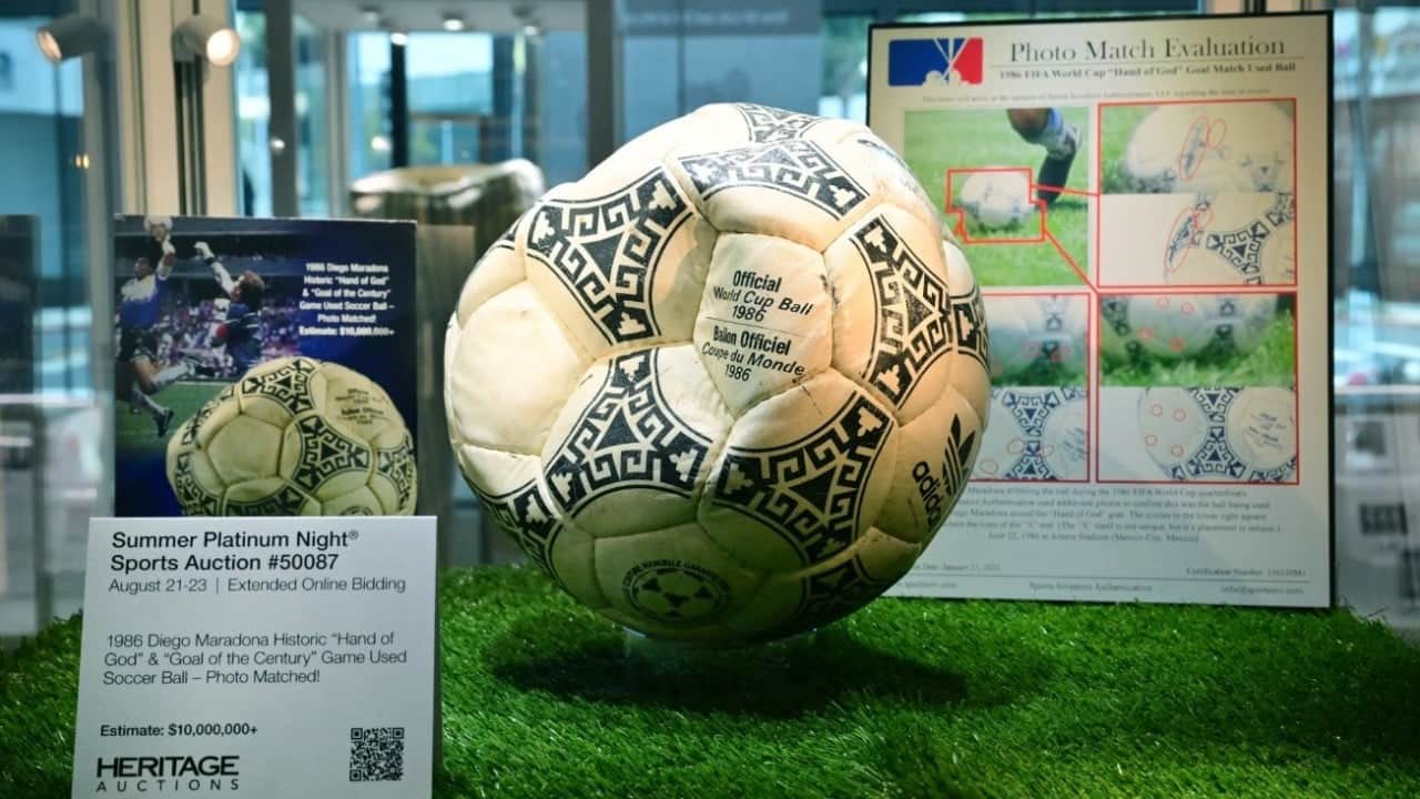 Foto - Maradona ‘Tanrı'nın Eli’ demişti! O futbol topu 3,3 milyon dolara satıldı