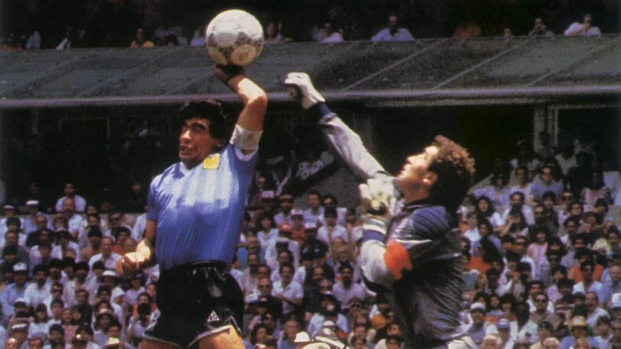 Maradona ‘Tanrı'nın Eli’ demişti! O futbol topu 3,3 milyon dolara satıldı