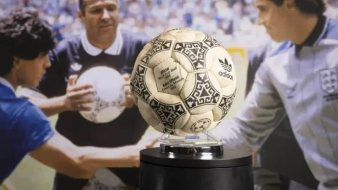 Foto - Maradona ‘Tanrı'nın Eli’ demişti! O futbol topu 3,3 milyon dolara satıldı