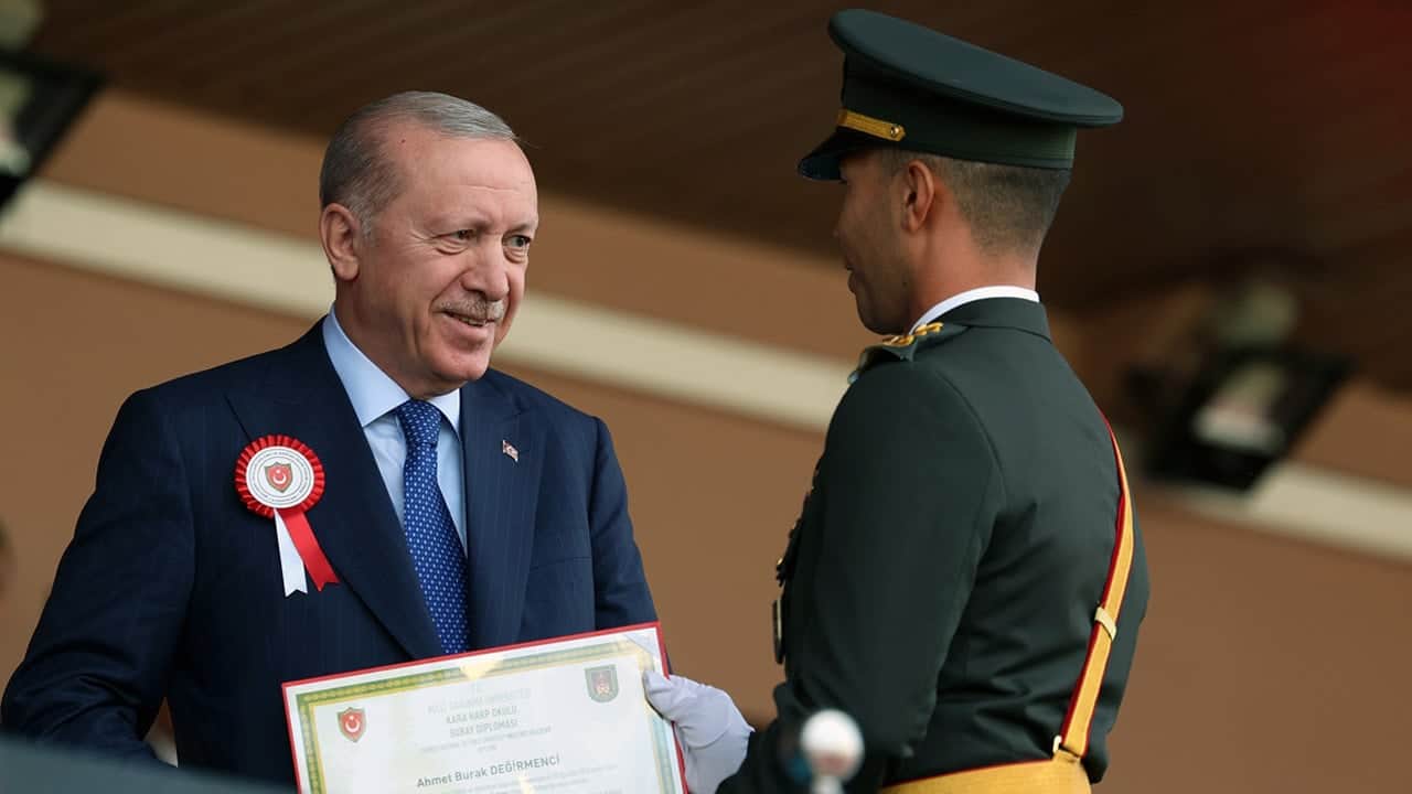 Foto - Artık eski Türkiye yok! İmam Hatipli Harp Okulu birincisine diplomasını Erdoğan verdi