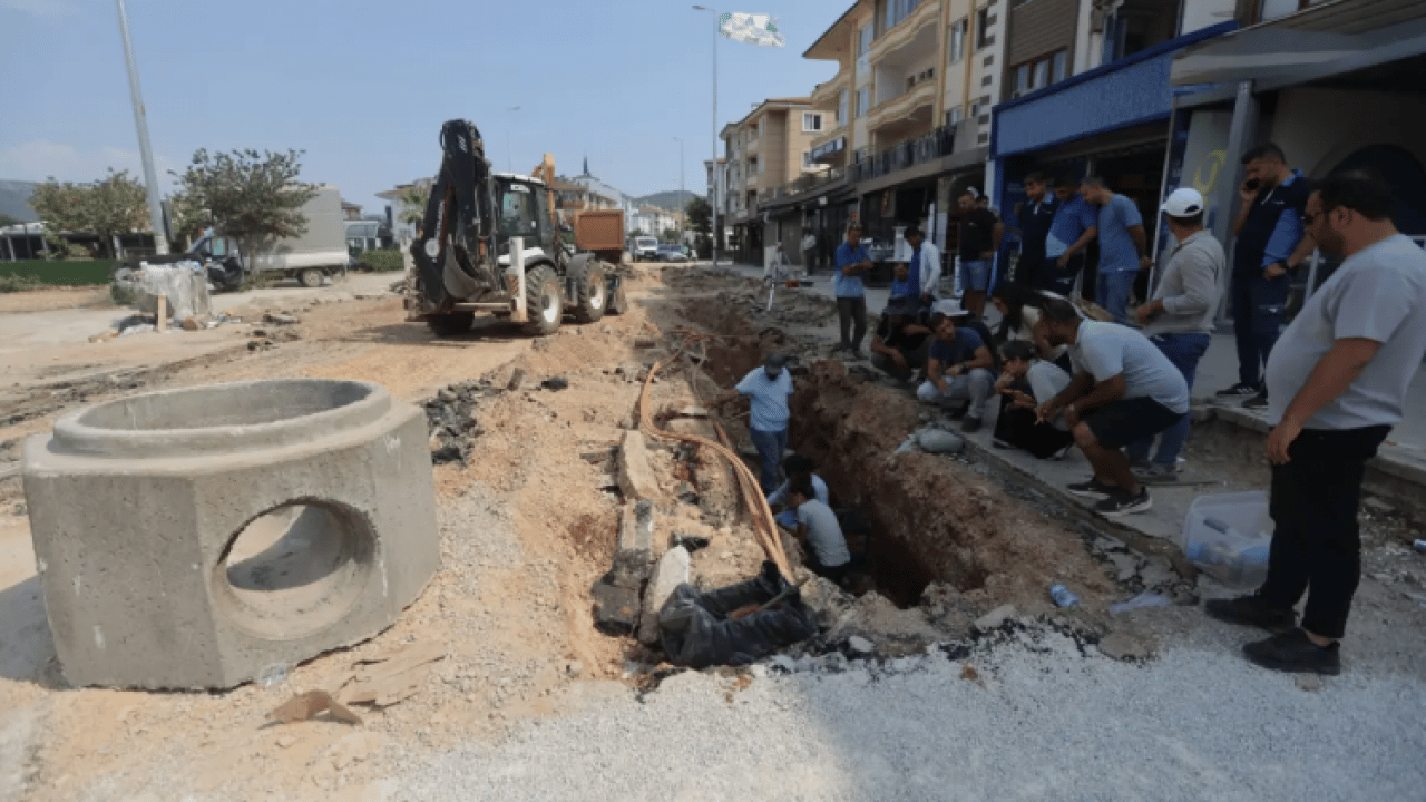 Foto - Asfaltın altından çıkan şok etti! Yol çalışması durduruldu!