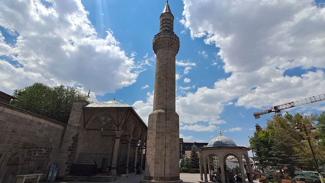 Foto - Asırlardır aynı rivayet anlatılıyor! İşte, camiden ayrı duran minarenin sırrı