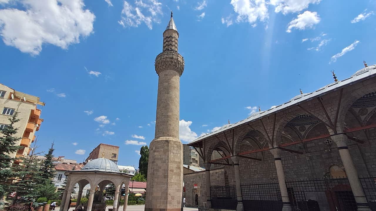 Foto - Asırlardır aynı rivayet anlatılıyor! İşte, camiden ayrı duran minarenin sırrı