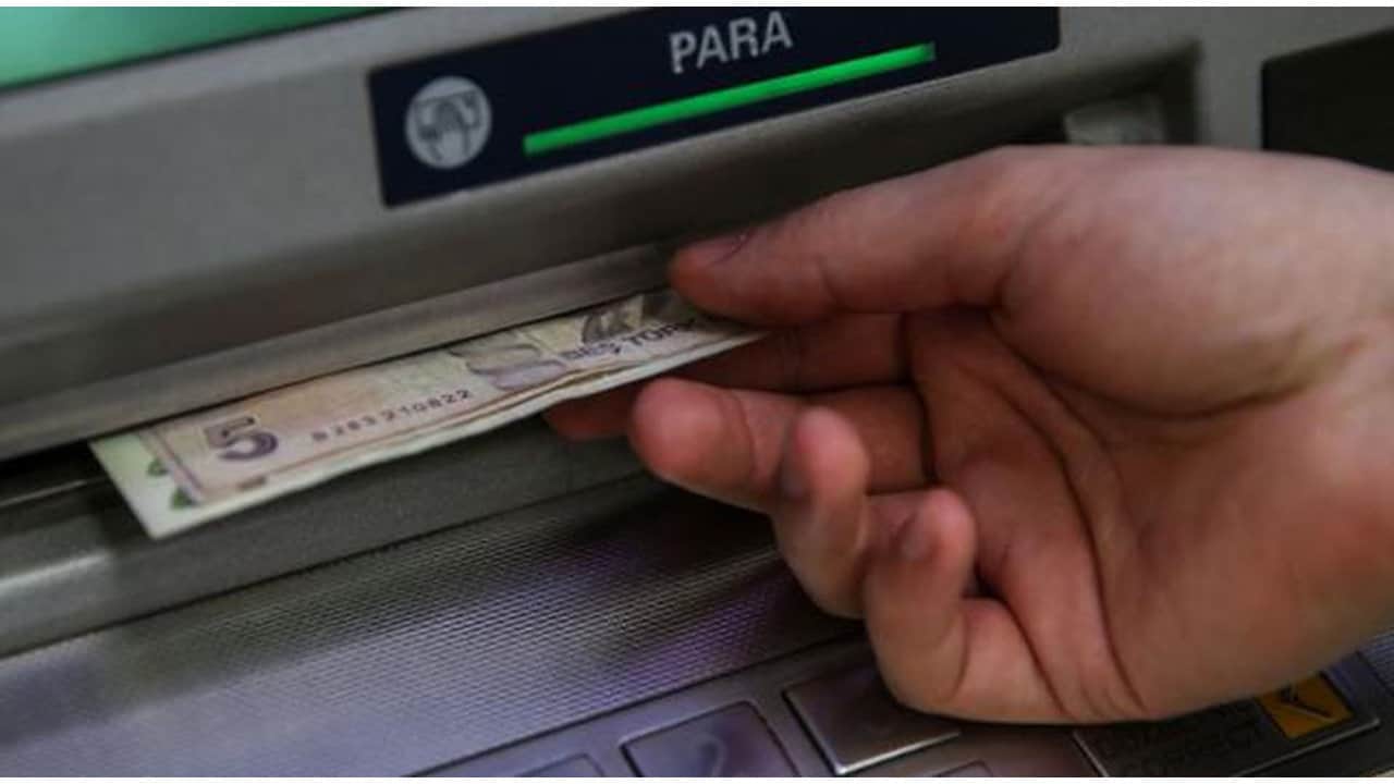 Foto - ATM’lerde bir devir resmen kapandı: Nakit çekmek isteyenlerin paraları yutulmaya başlandı