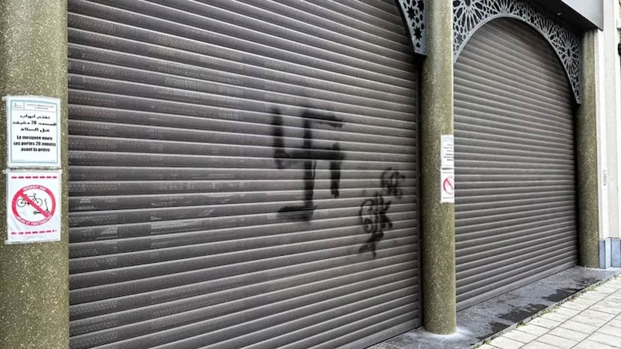 Foto - Avrupa ülkesinde İslam düşmanlığı! Camilere gamalı haç çizdiler