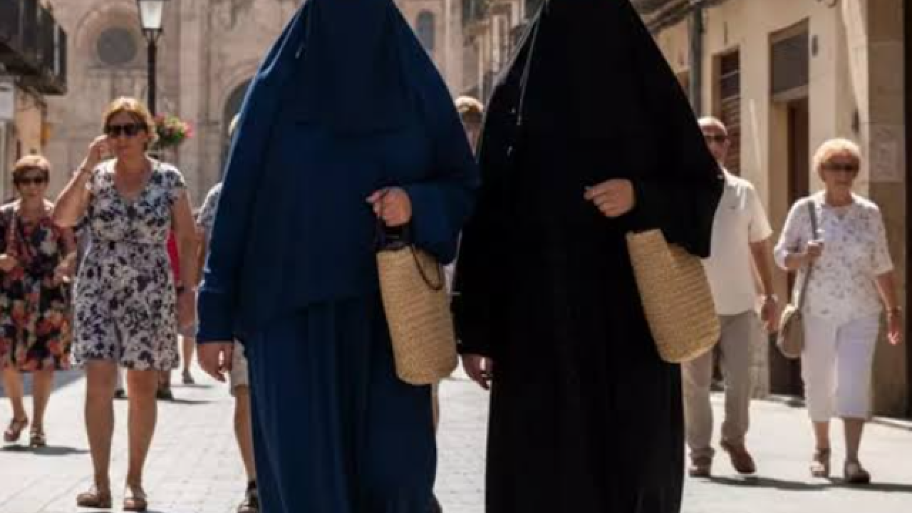 Foto - Avrupa’da Müslümana zulüm yayılıyor: Burka giyene para cezası!