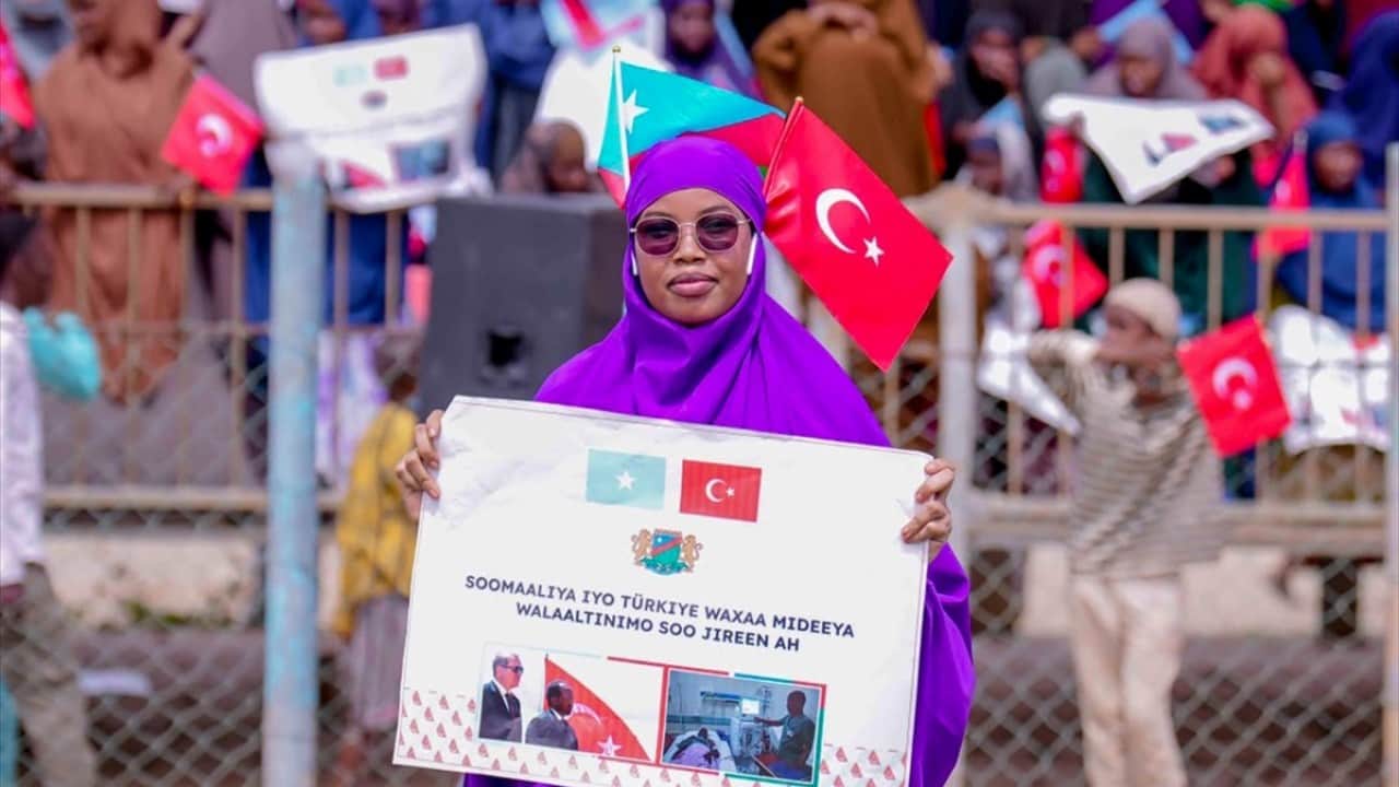 Foto - Ay yıldızlı bayrağımızı salladılar! Somali'de Türkiye'ye destek gösterileri düzenlendi