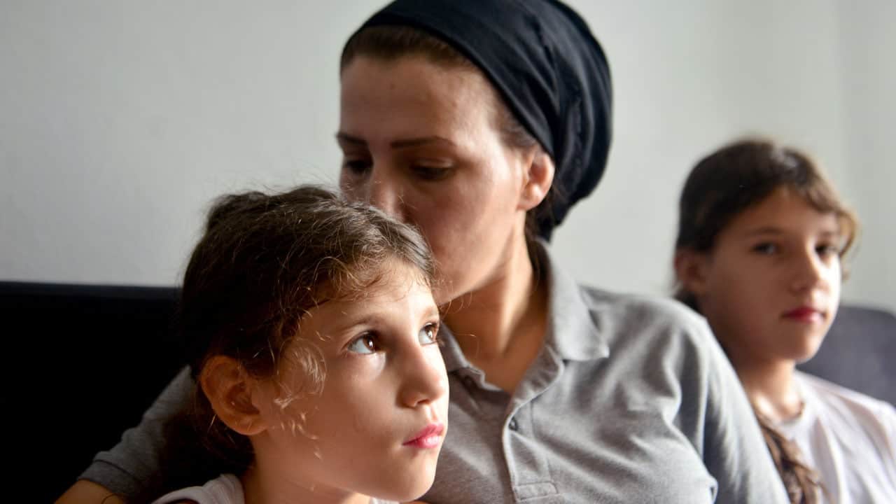 Ayşegül, 3 yıldır duymadan derslere giriyor! Ailesi biyonik implant için yardım bekliyor