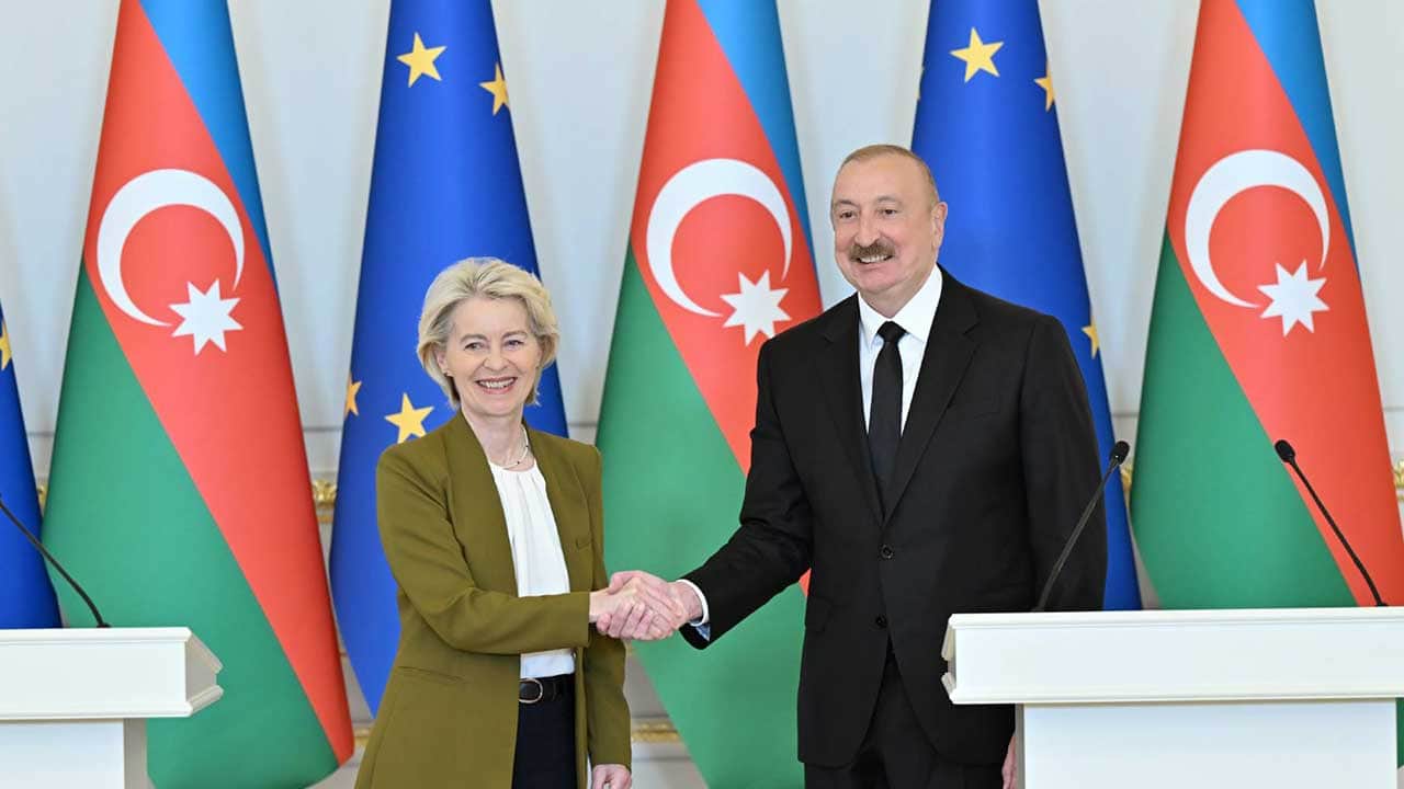 Foto - Azerbaycan'a para yağıyor