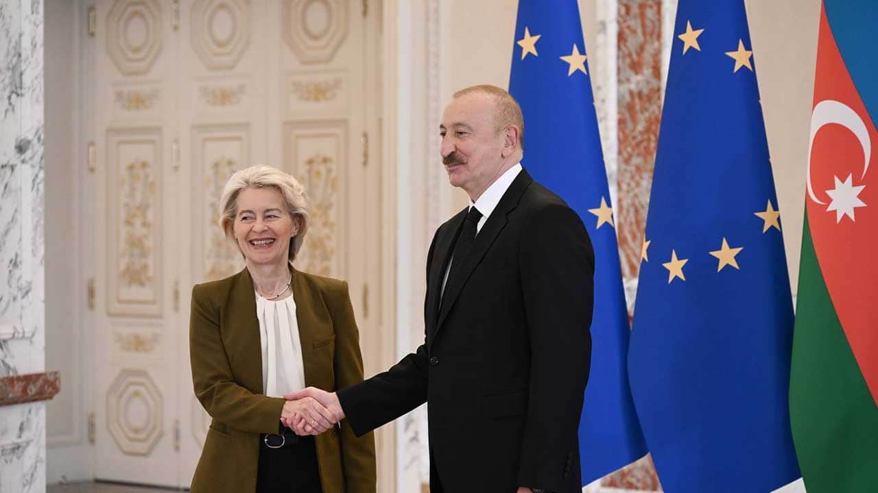 Foto - Azerbaycan'a para yağıyor