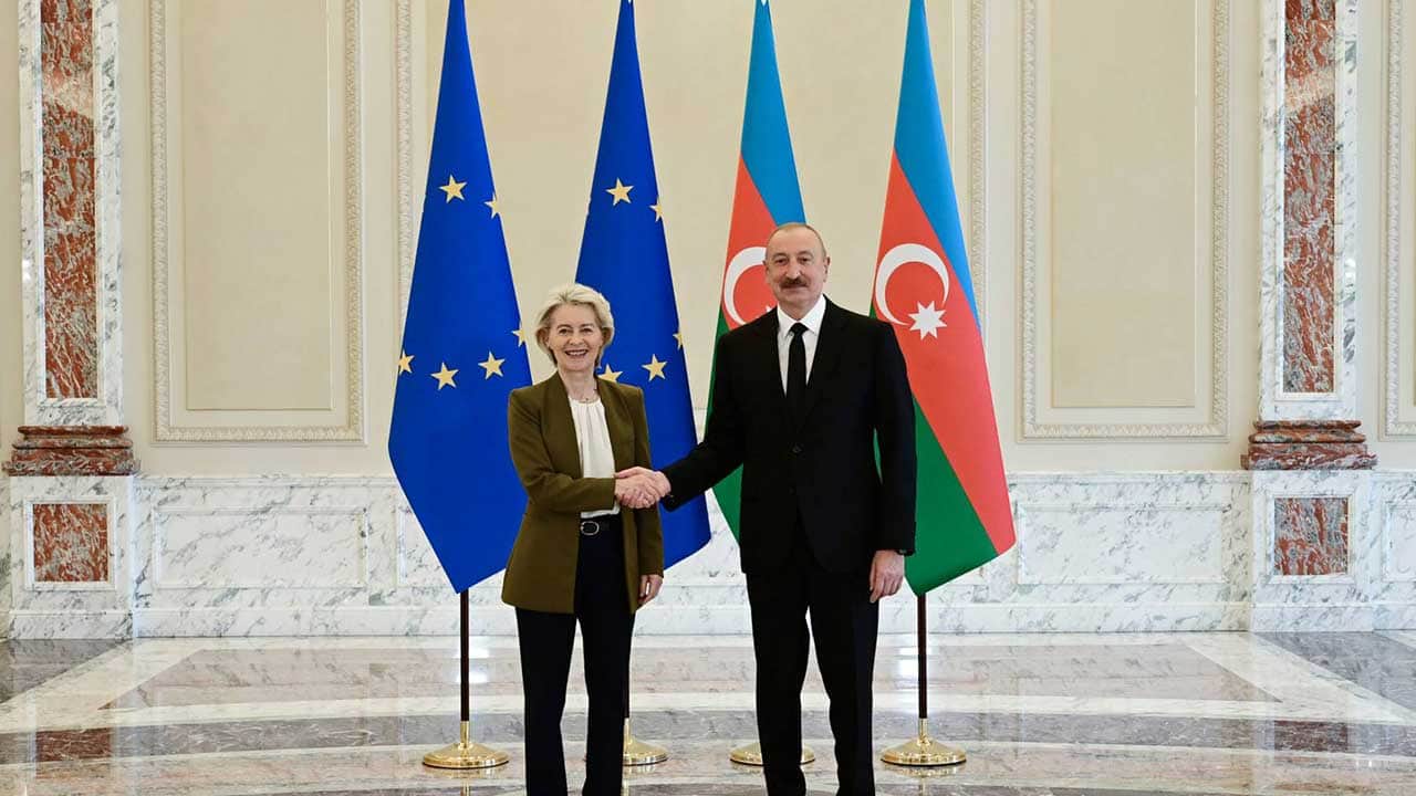 Foto - Azerbaycan'a para yağıyor