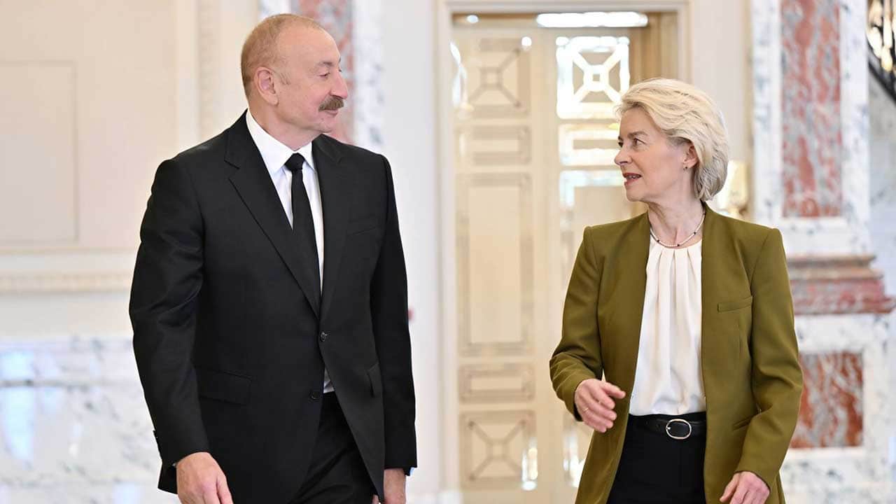 Foto - Azerbaycan'a para yağıyor