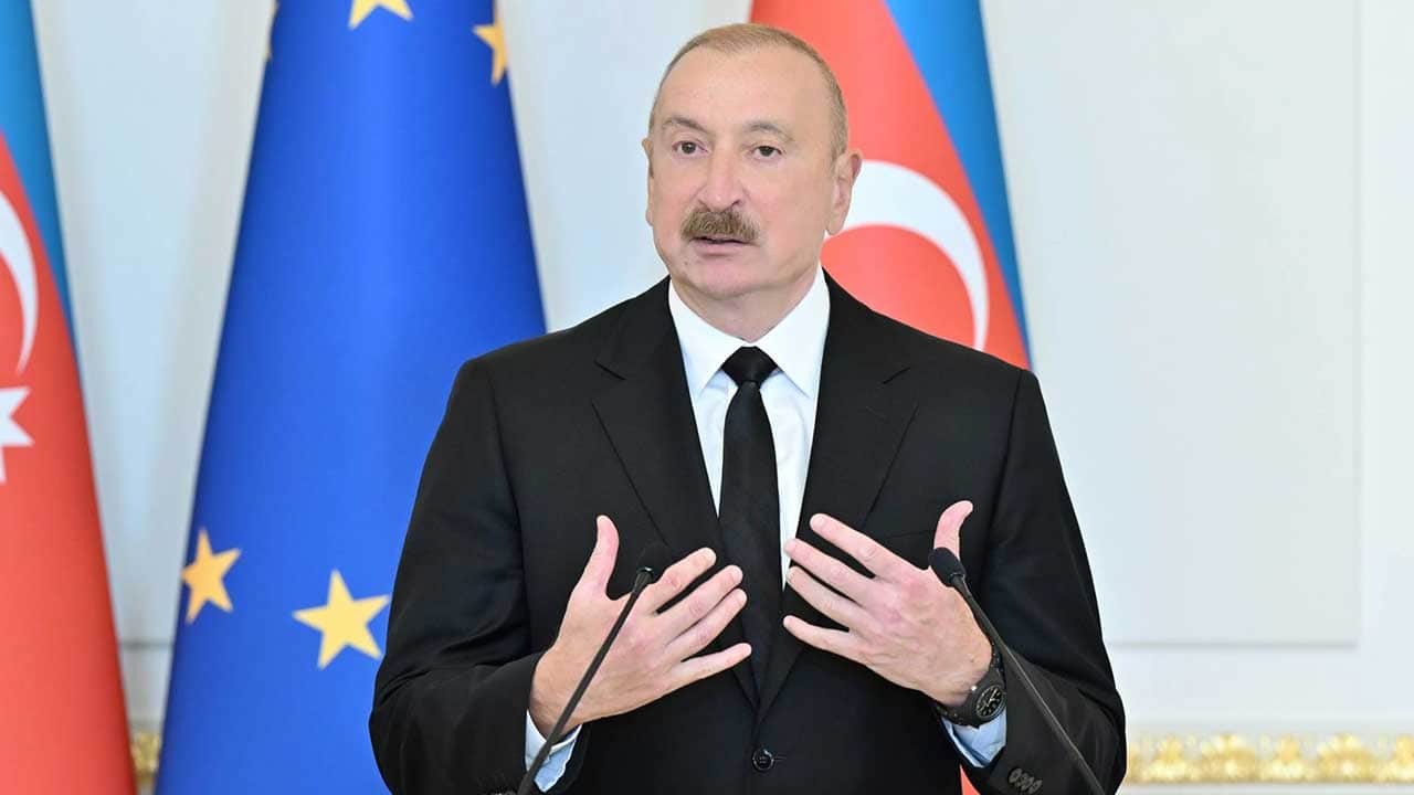 Foto - Azerbaycan'a para yağıyor