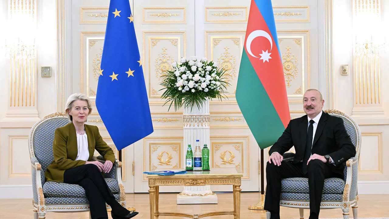 Foto - Azerbaycan'a para yağıyor
