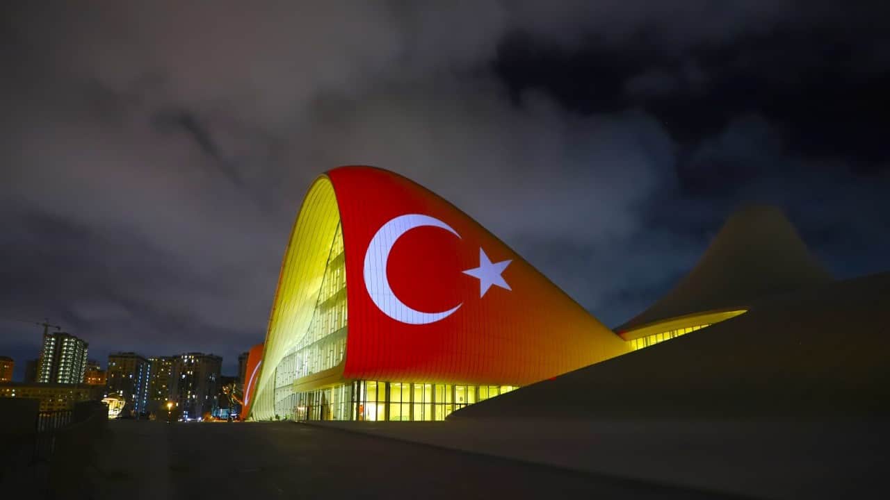 Foto - Azerbaycan'ın başkenti Bakü Türk bayrağıyla kaplandı
