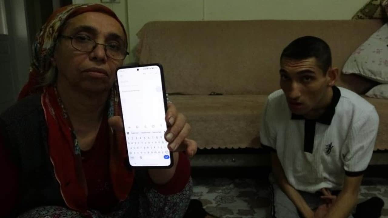 Foto - Azmiyle herkese örnek oldu! Telefonunu burnuyla kullanıyor