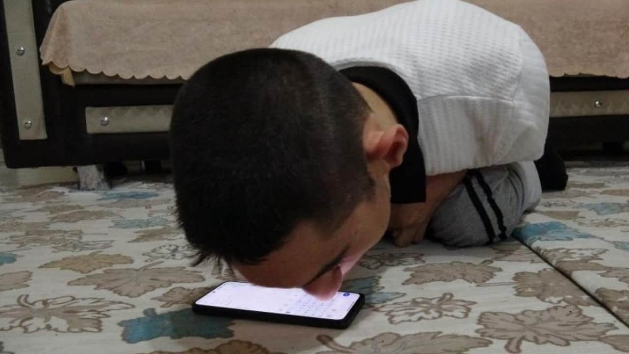 Foto - Azmiyle herkese örnek oldu! Telefonunu burnuyla kullanıyor