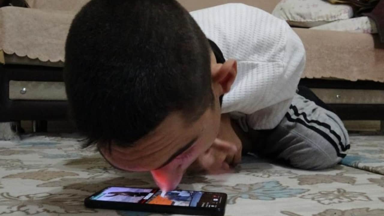 Foto - Azmiyle herkese örnek oldu! Telefonunu burnuyla kullanıyor