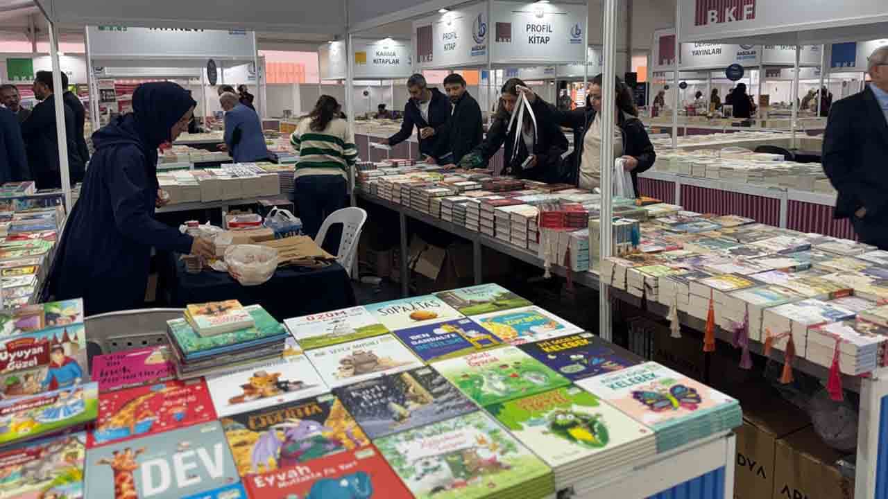 Foto - Bağcılar'da kitapseverlerin büyük buluşması : 5. Kitap Fuarı 15 Temmuz Meydanı'nda kapılarını açtı