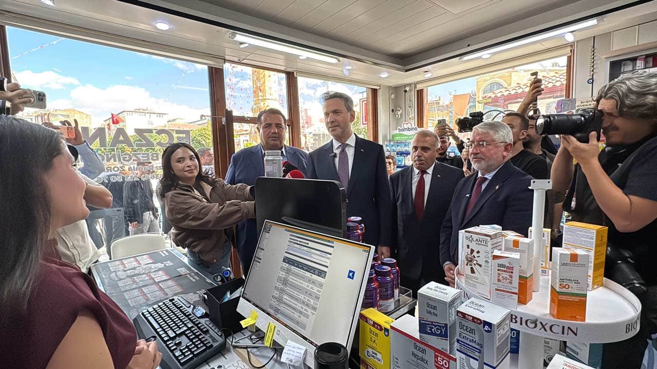 Foto - Bakan Alparslan Bayraktar Çorum’a çıkarma yaptı! Türkiye Yüzyılı vizyonuyla esnaf ve vatandaş kucaklaştı!