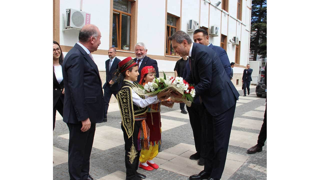 Foto - Bakan Alparslan Bayraktar Çorum’a çıkarma yaptı! Türkiye Yüzyılı vizyonuyla esnaf ve vatandaş kucaklaştı!