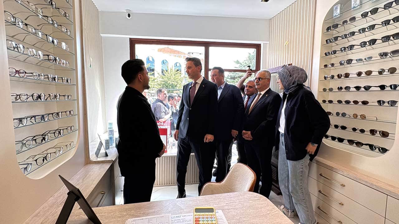 Foto - Bakan Alparslan Bayraktar Çorum’a çıkarma yaptı! Türkiye Yüzyılı vizyonuyla esnaf ve vatandaş kucaklaştı!