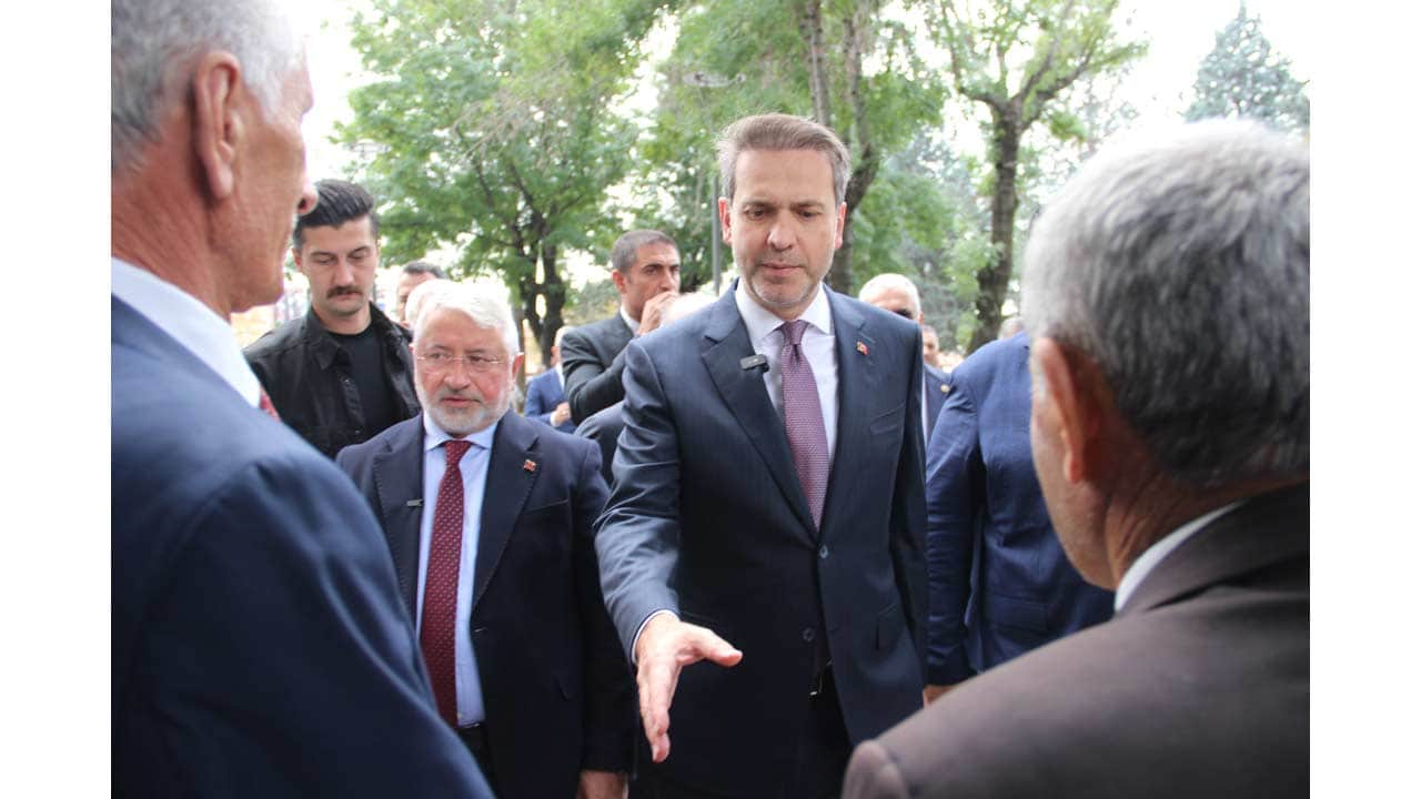 Bakan Alparslan Bayraktar Çorum’a çıkarma yaptı! Türkiye Yüzyılı vizyonuyla esnaf ve vatandaş kucaklaştı!